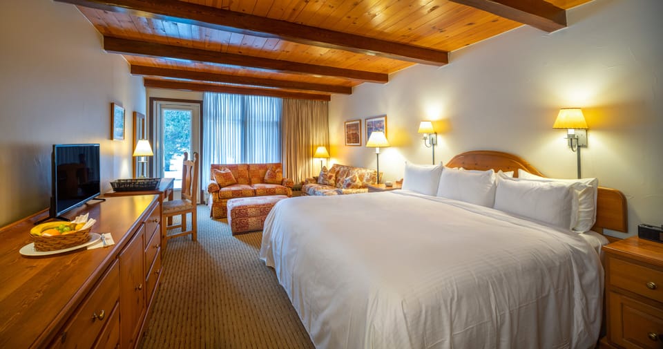 Premier Room 1 King | Iron/ironing board (on request), WiFi (free), bed sheets