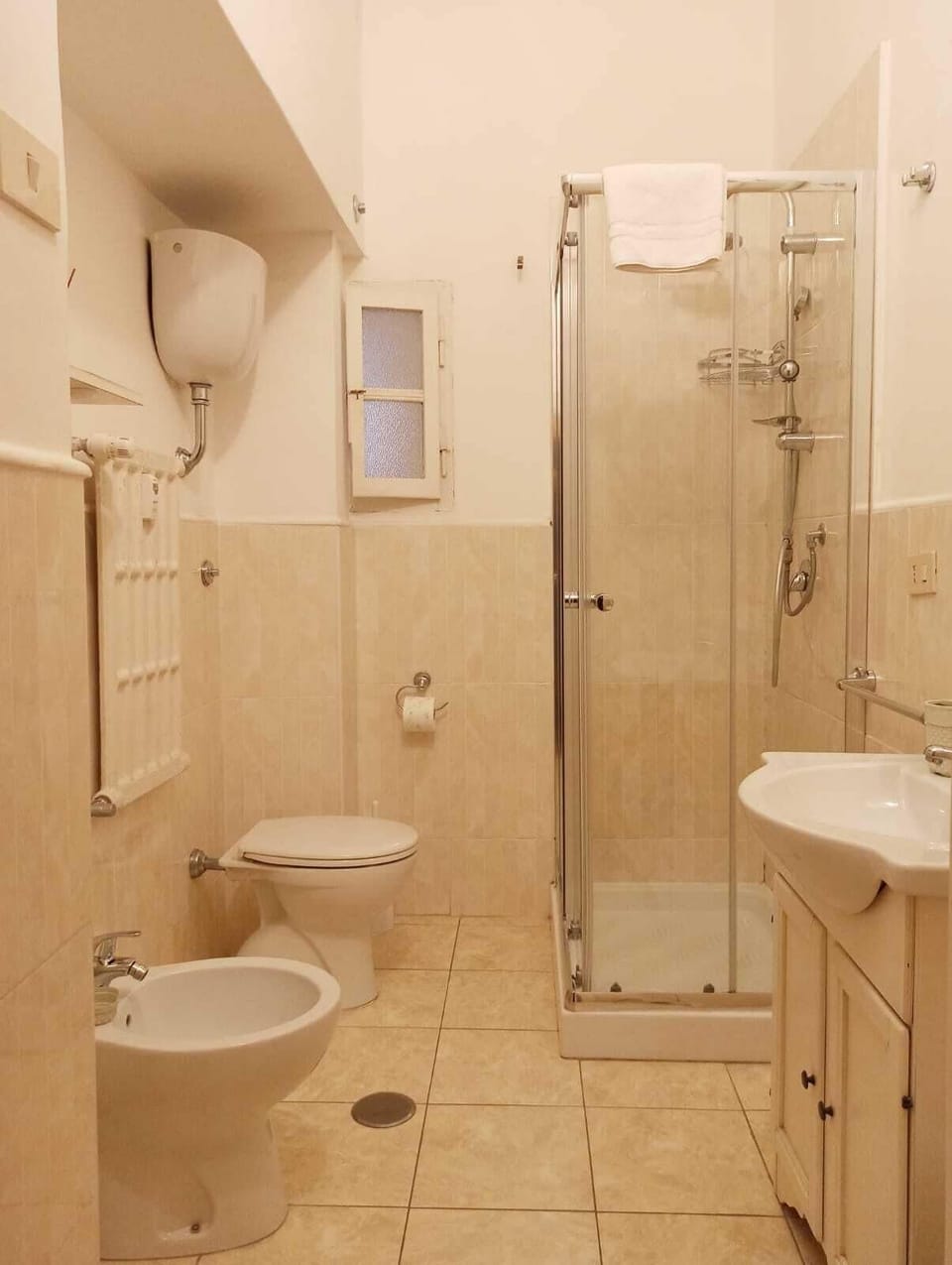Apartment, 2 Bedrooms | Bathroom | Shower, free toiletries, hair dryer, towels