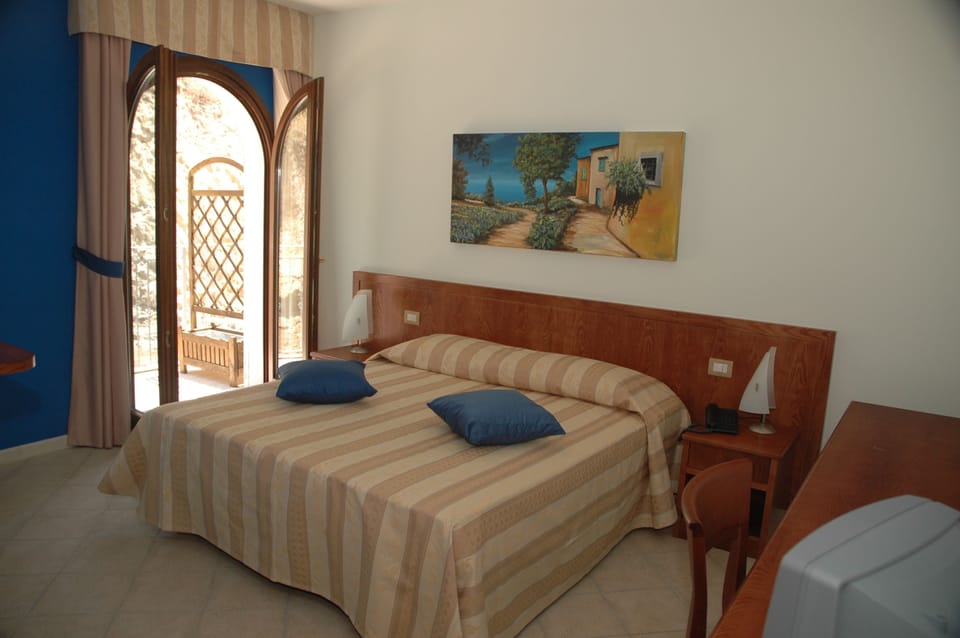 Double or Twin Room | Minibar, in-room safe, desk, cribs/infant beds