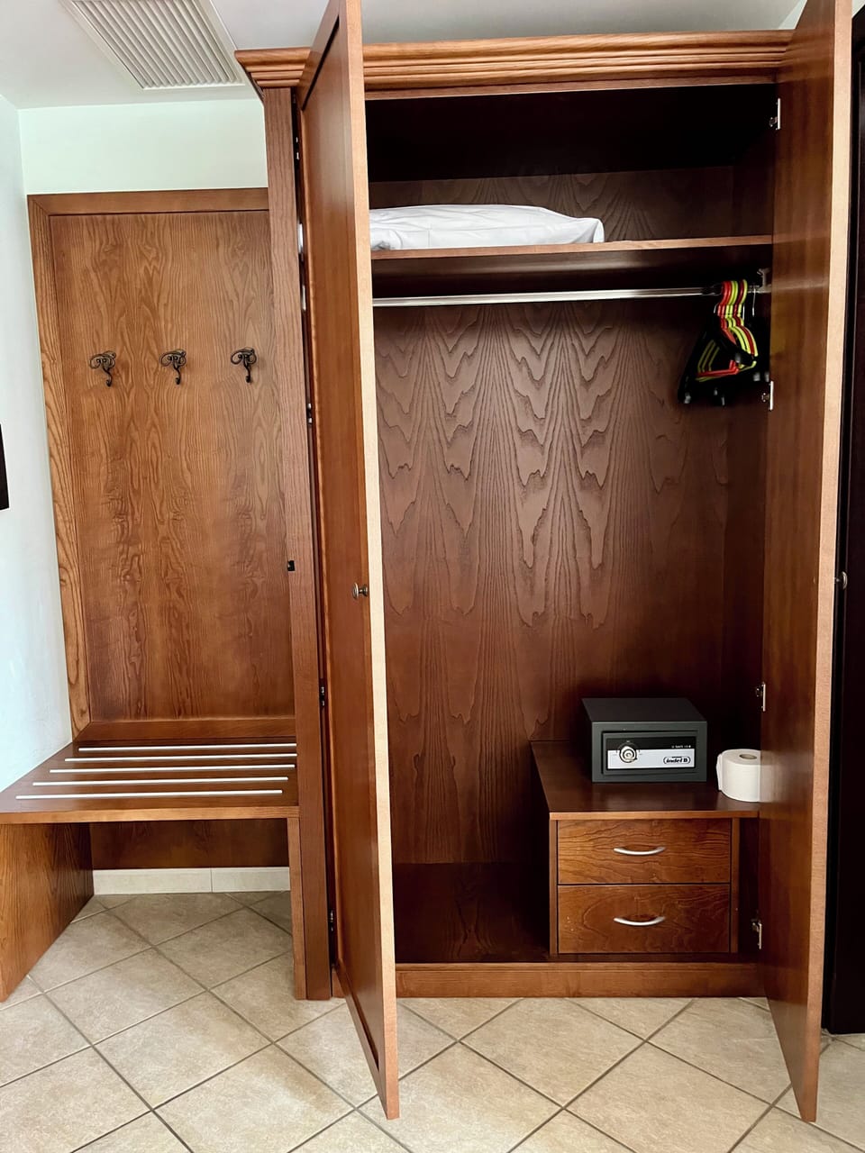 Double or Twin Room | Minibar, in-room safe, desk, cribs (surcharge)