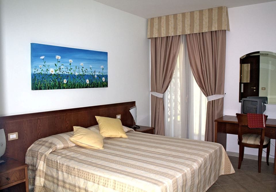 Quadruple Room | Minibar, in-room safe, desk, cribs/infant beds