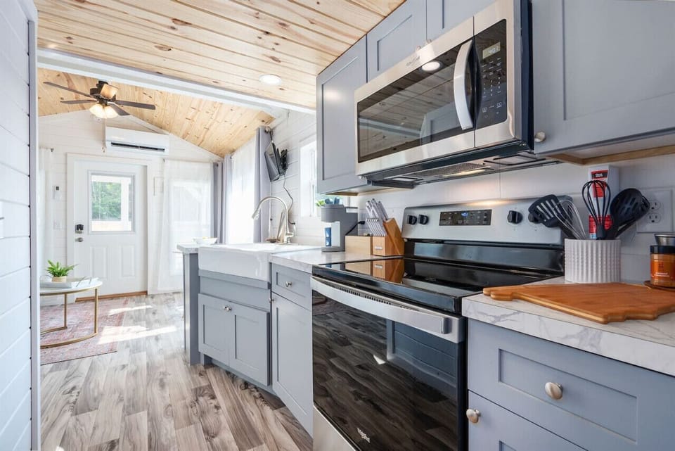 What`s more romantic than cooking for your loved one! You can do that in the gorgeous, well appointed kitchen is ready for the budding chef or cook! With full size appliances, dinnerware, cookware, bakeware plus a toaster, blender and spices to get you s