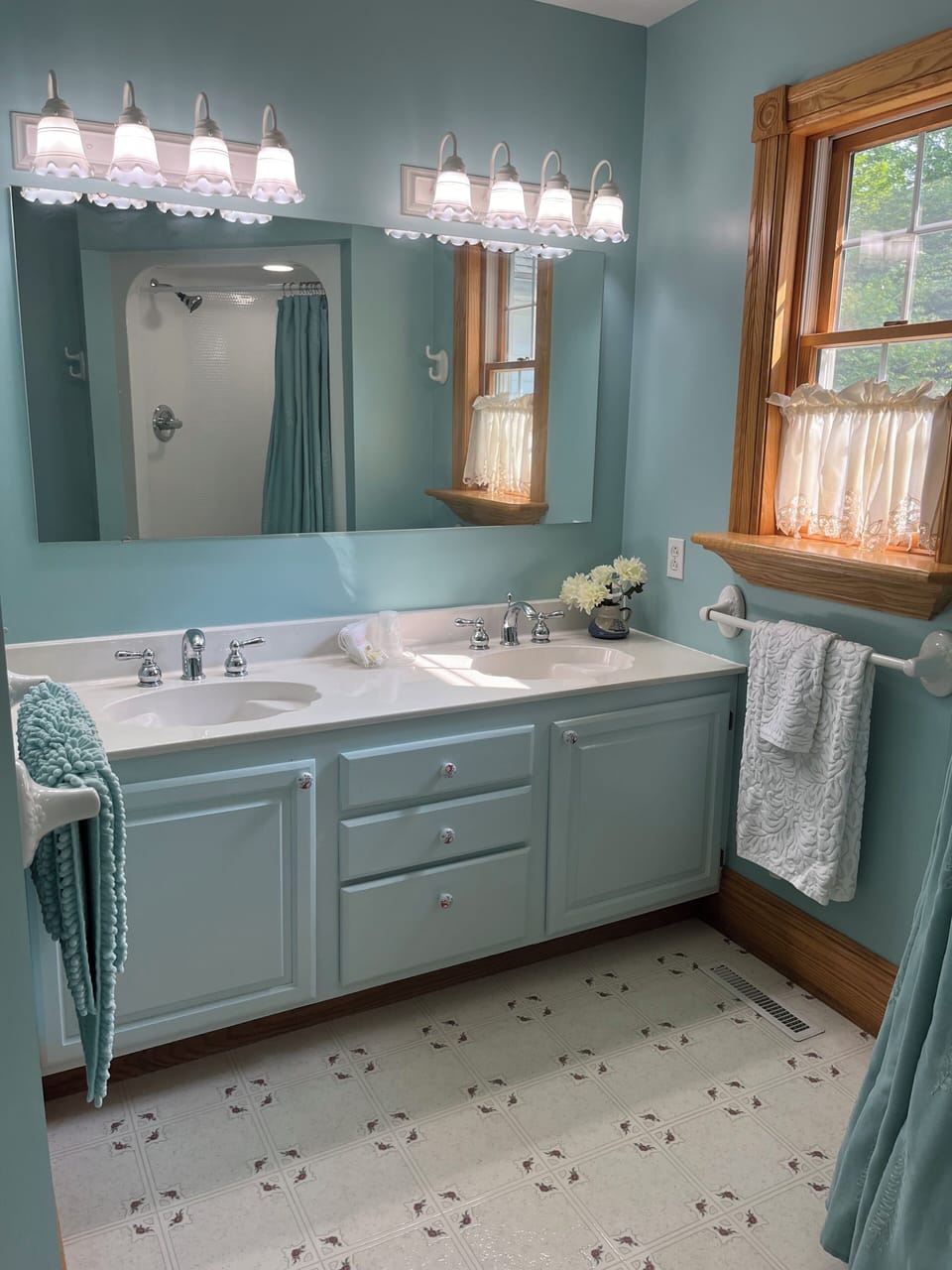 Romantic Room | Bathroom | Shower, hair dryer, towels, soap
