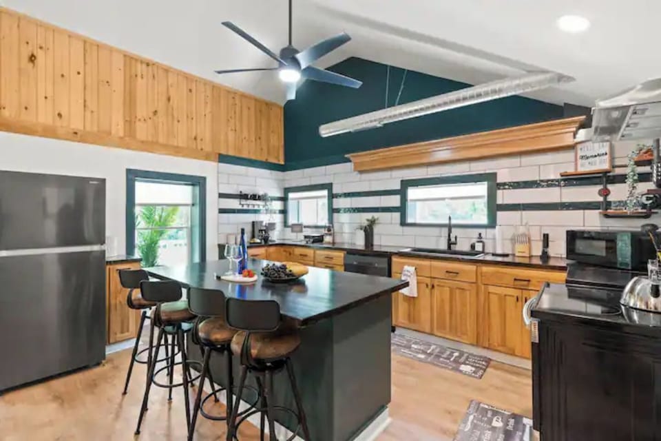 Kitchen with breakfast island