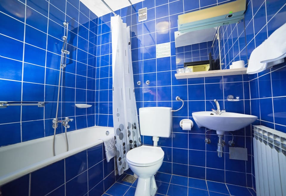 Bathtub, free toiletries, towels