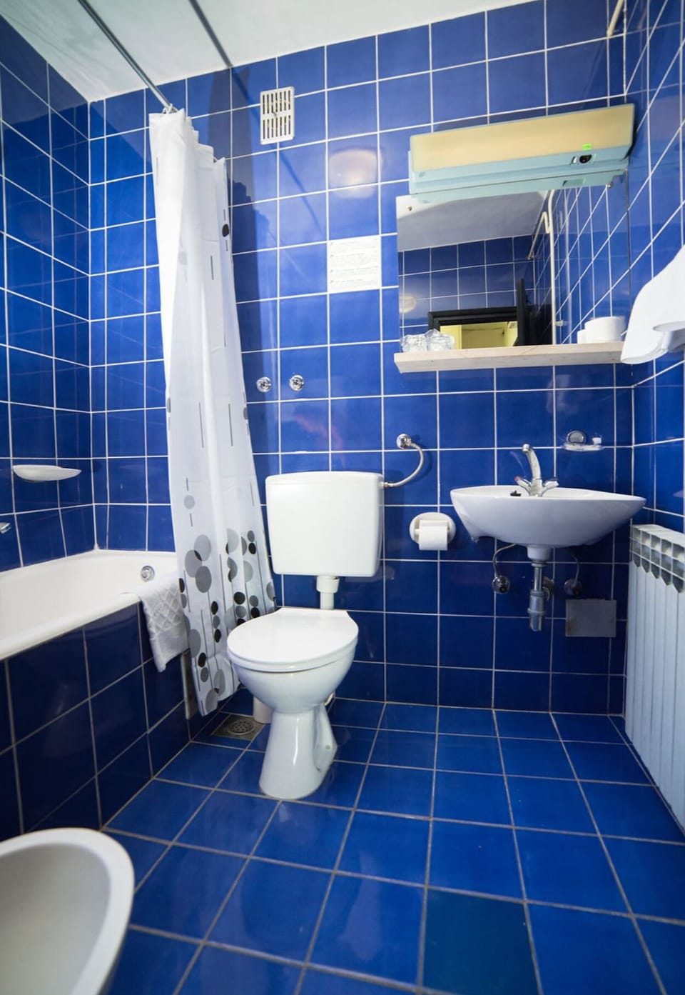 Bathtub, free toiletries, towels
