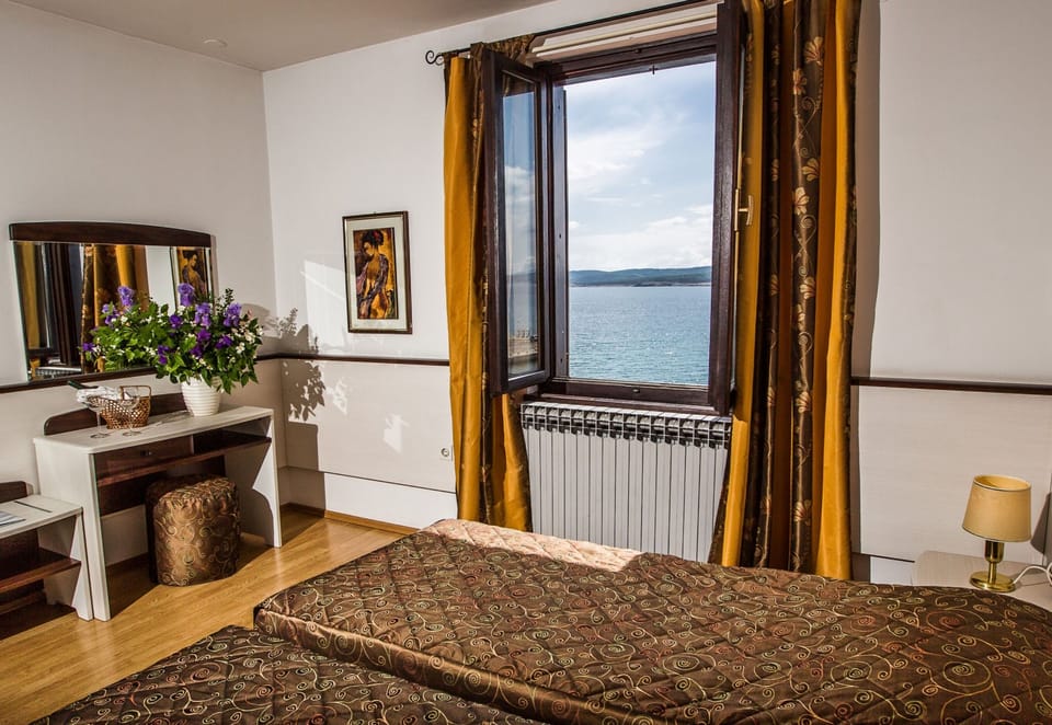 Desk, blackout drapes, WiFi (free), bed sheets