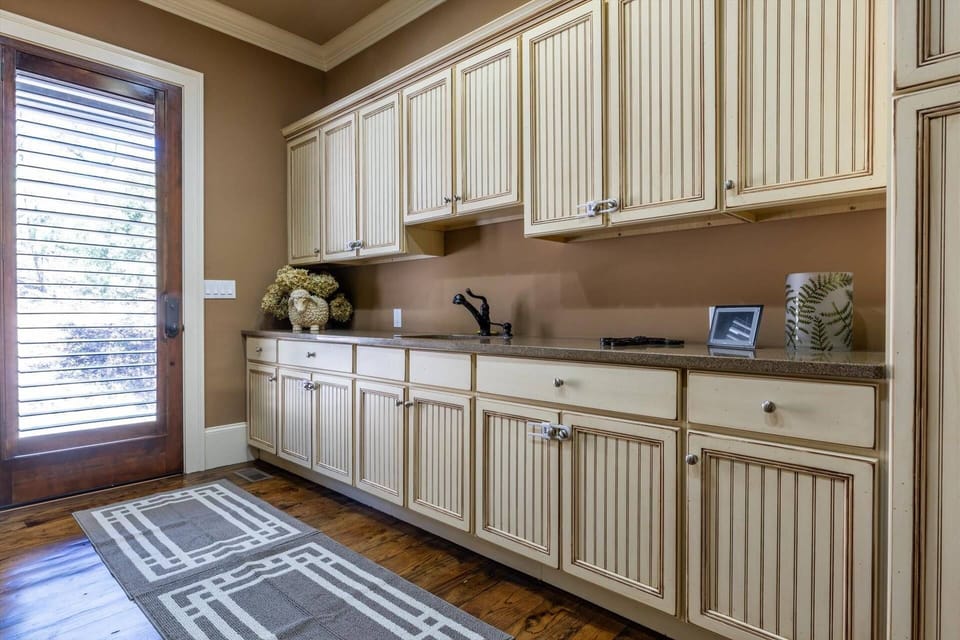 Another view of the laundry area.