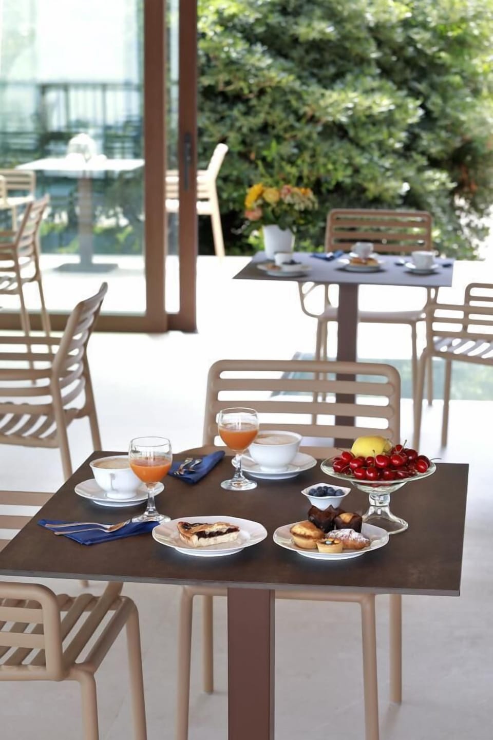 Free daily buffet breakfast