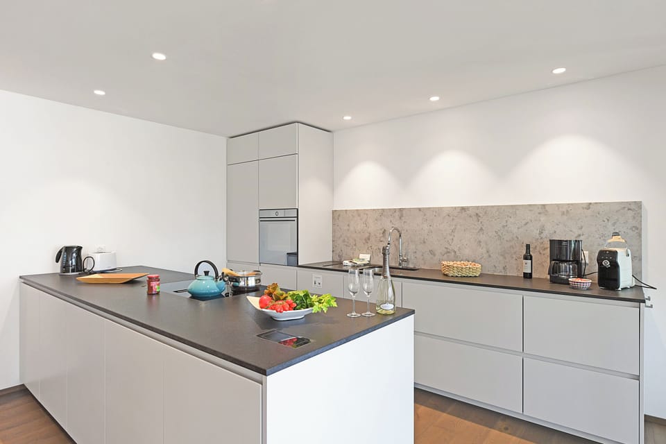 Family Apartment, 2 Bedrooms, 2 Bathrooms (Appartamento lago e monti - Locarno) | Private kitchen | Dining tables