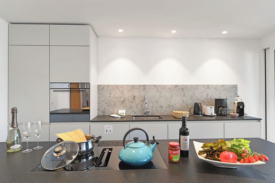 Family Apartment, 2 Bedrooms, 2 Bathrooms (Appartamento lago e monti - Locarno) | Private kitchen | Dining tables