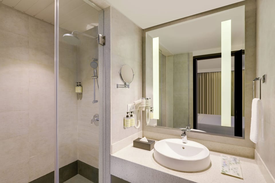 Studio Room | Bathroom | Shower, rainfall showerhead, free toiletries, hair dryer