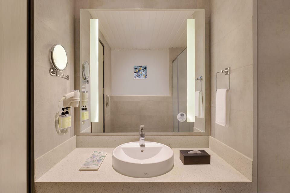 Shower, rainfall showerhead, free toiletries, hair dryer