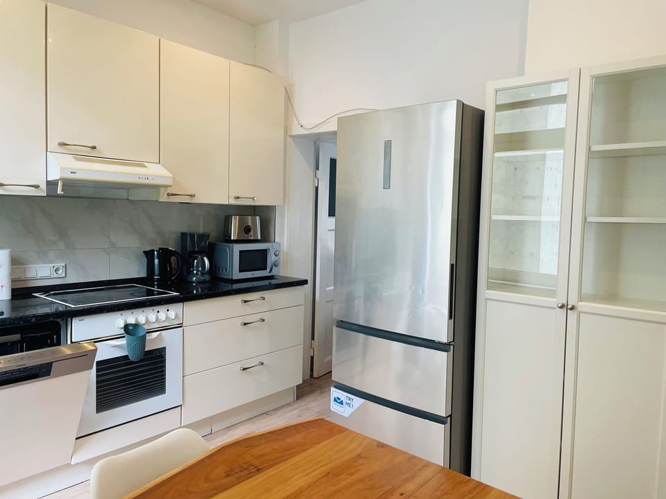 Basic Condo | Private kitchen | Full-size fridge, microwave, oven, stovetop