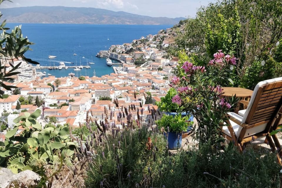 Small garden to enjoy your breakfast with that view