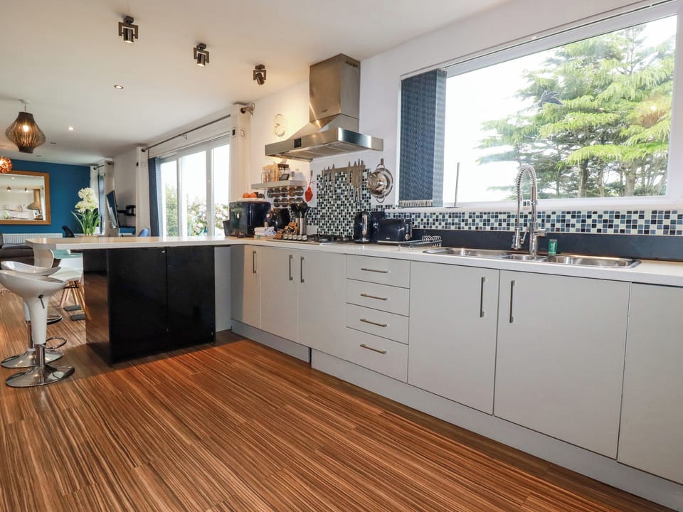 Cottage | Private kitchen | Fridge, dishwasher, electric kettle, toaster