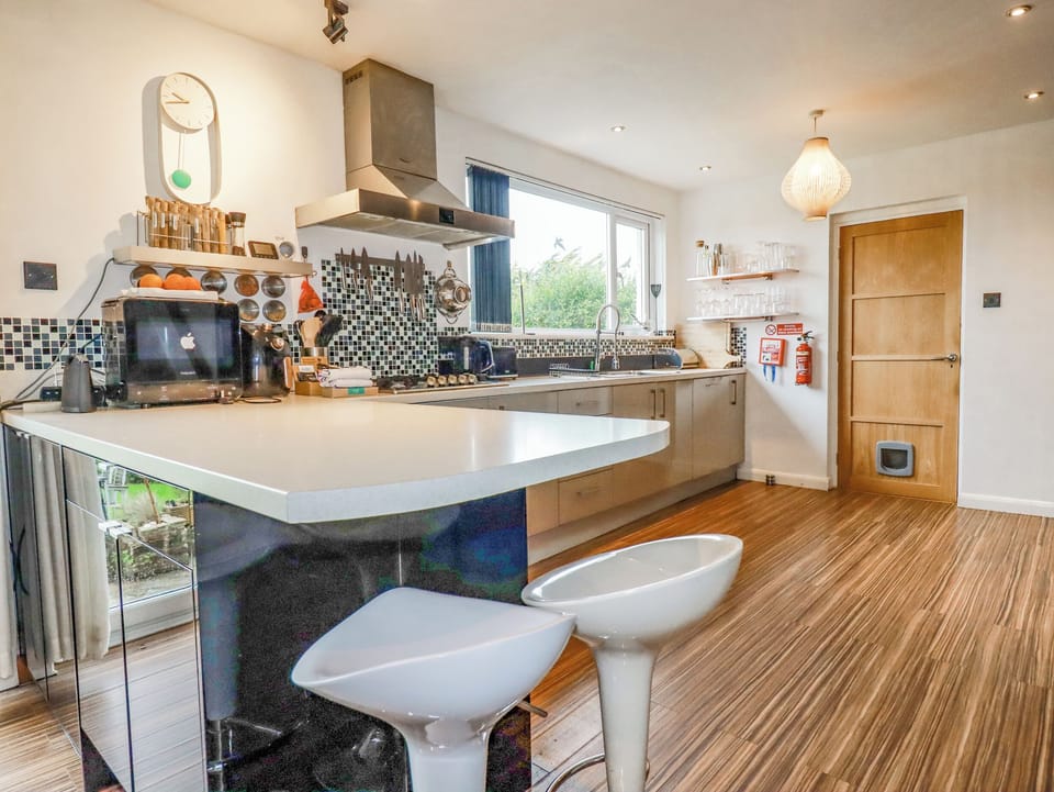 Cottage | Private kitchen | Fridge, dishwasher, electric kettle, toaster