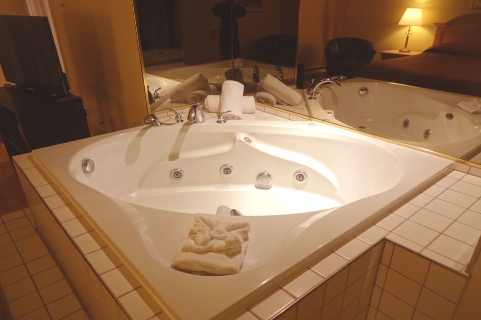 Signature Room, 1 King Bed, Jetted Tub, Hardwood Floor | Jetted tub