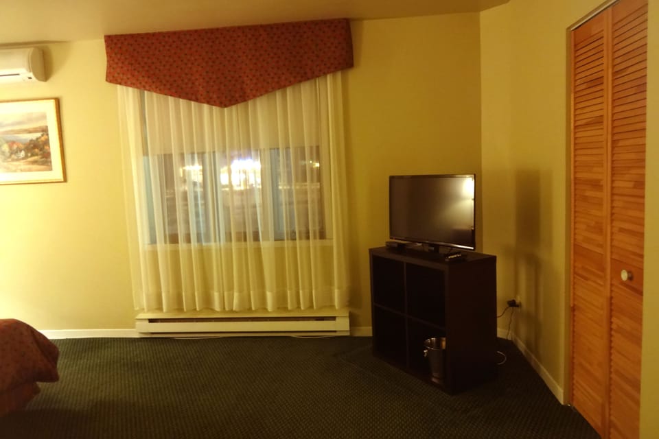 Economy Room, 1 Queen Bed, Carpeted Floor | Living area | 32-inch LCD TV with cable channels, TV