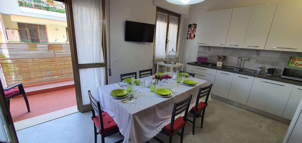 Table, Furniture, Property, Cabinetry, Countertop, Tableware, Chair, Food, Interior Design, Kitchen Sink