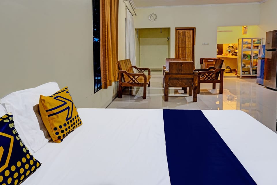 Double Room | Desk, bed sheets