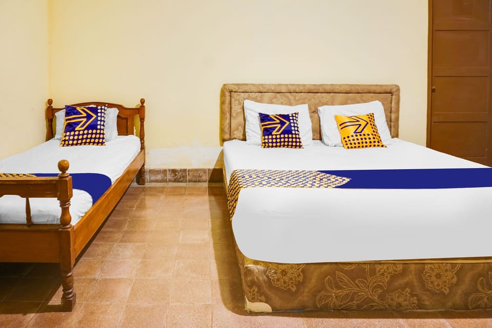 Triple Room | Desk, laptop workspace, bed sheets