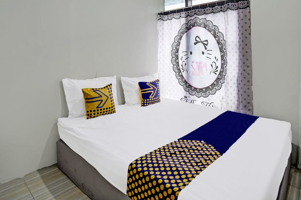 Basic Double Room | Laptop workspace, bed sheets