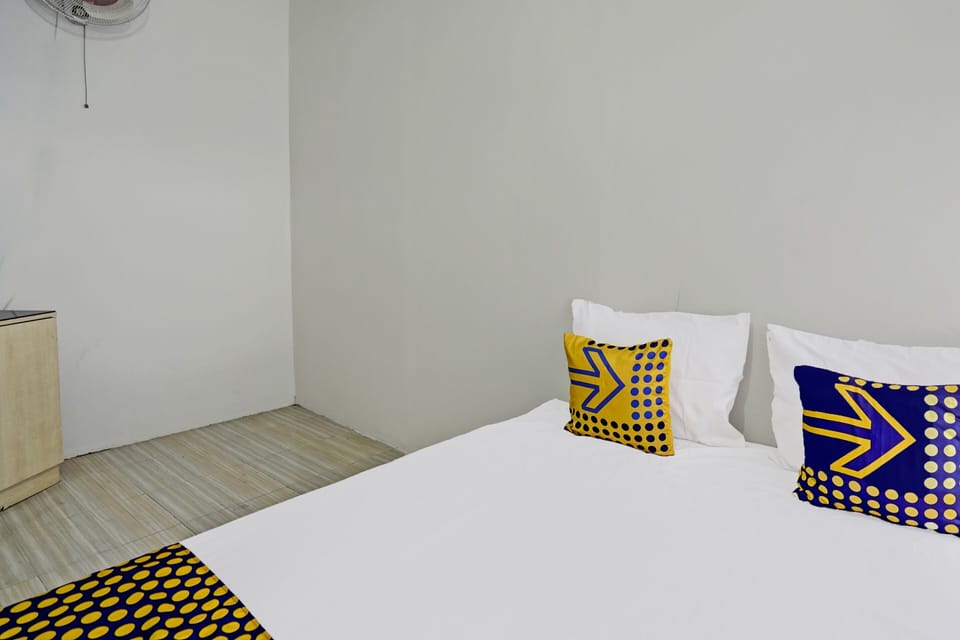 Basic Double Room | Laptop workspace, bed sheets