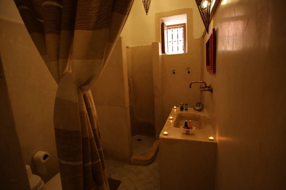 Deluxe Quadruple Room | Bathroom | Shower, hair dryer, towels, shampoo