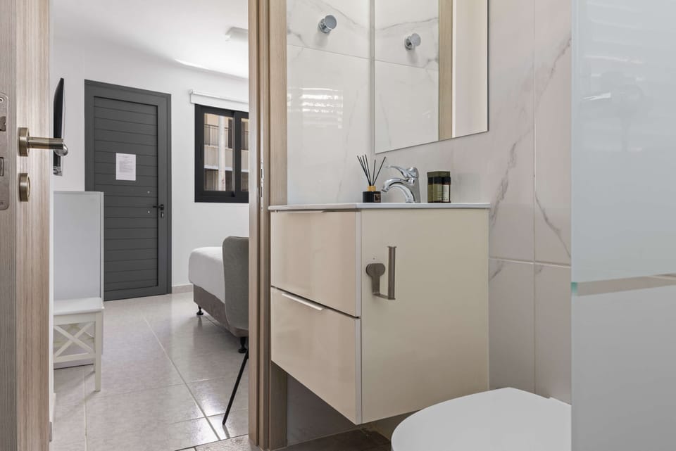 Luxury Studio | In-room safe, blackout drapes, free WiFi, bed sheets