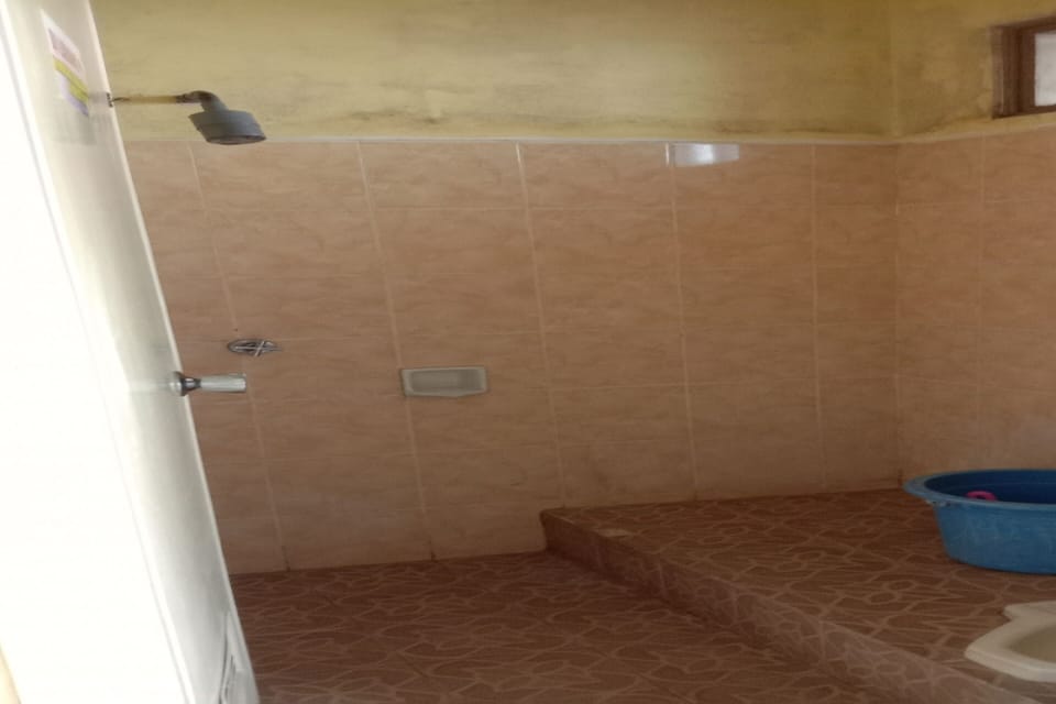 Economy Double Room | Bathroom | Shower, towels