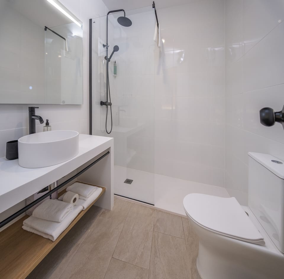 Superior Quadruple Room | Bathroom | Shower, rainfall showerhead, free toiletries, towels