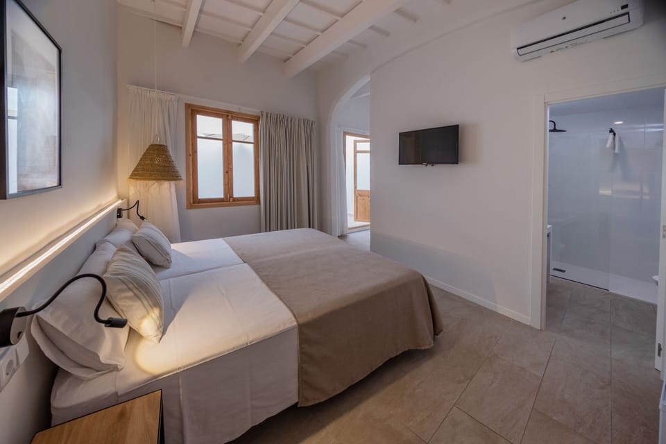 Superior Quadruple Room | Minibar, desk, WiFi (free), bed sheets
