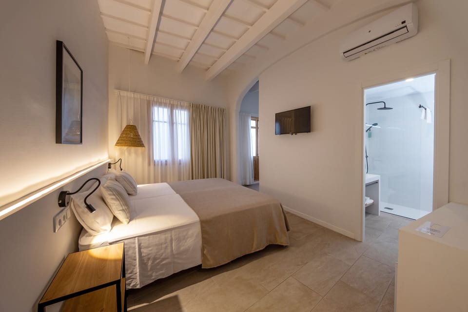 Superior Quadruple Room | Minibar, desk, WiFi (free), bed sheets