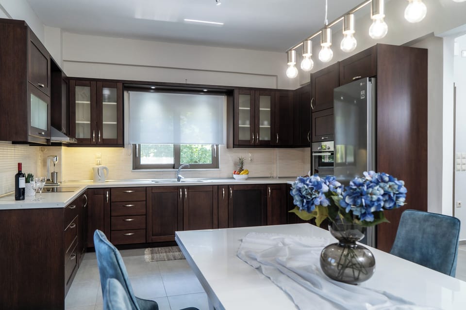 Full-size fridge, microwave, oven, stovetop
