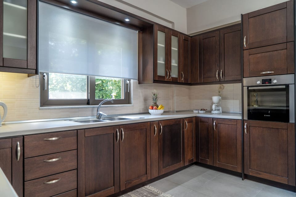 Full-size fridge, microwave, oven, stovetop