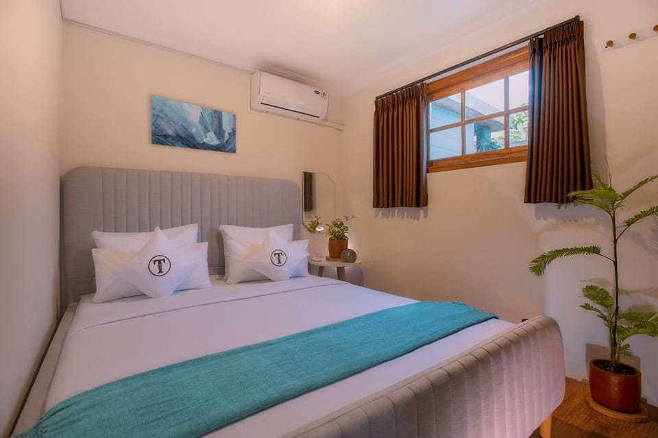 Family Cottage, 2 Bedrooms, Mezzanine | Minibar, laptop workspace, free WiFi, bed sheets