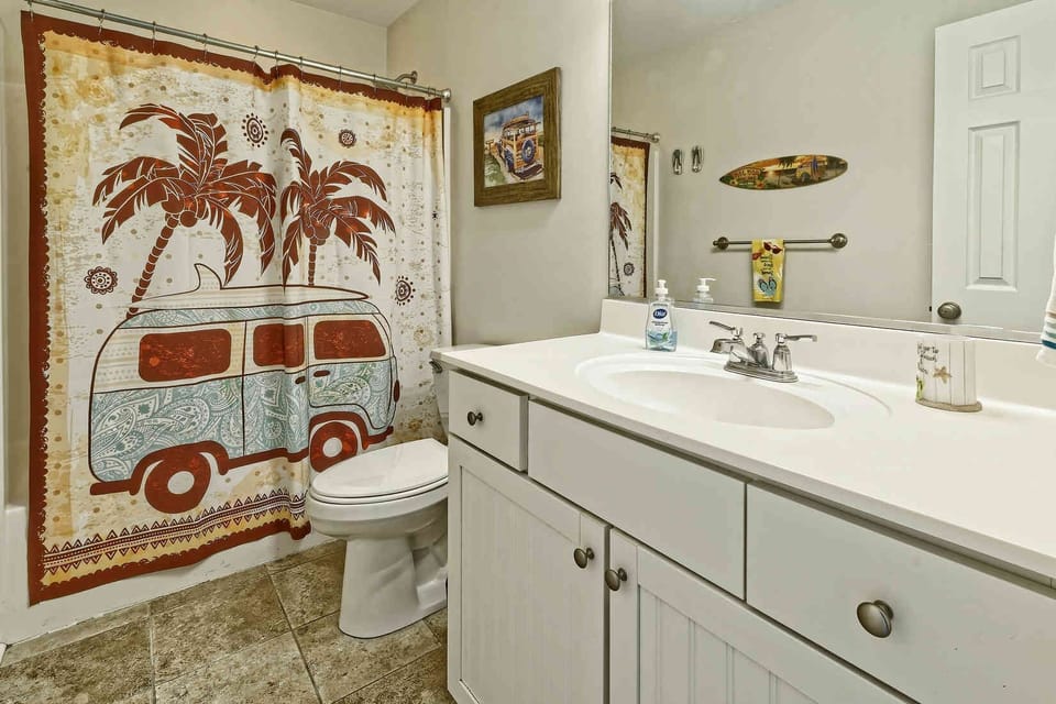 2nd Full Bathroom (hall)