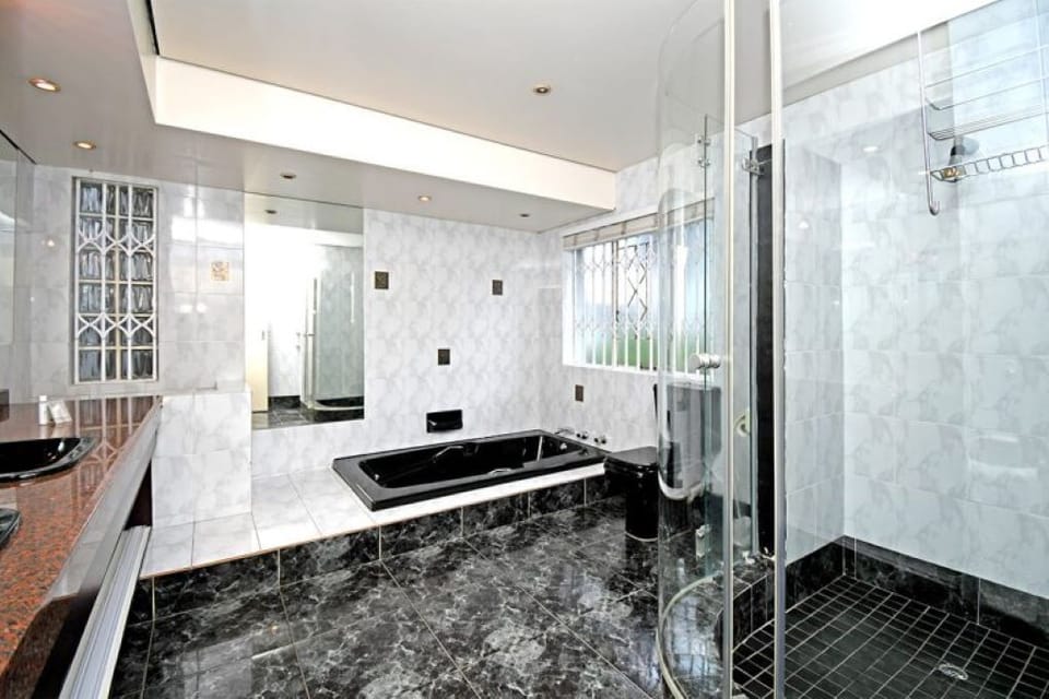 Luxury Room | Bathroom | Separate tub and shower, hair dryer, towels, soap