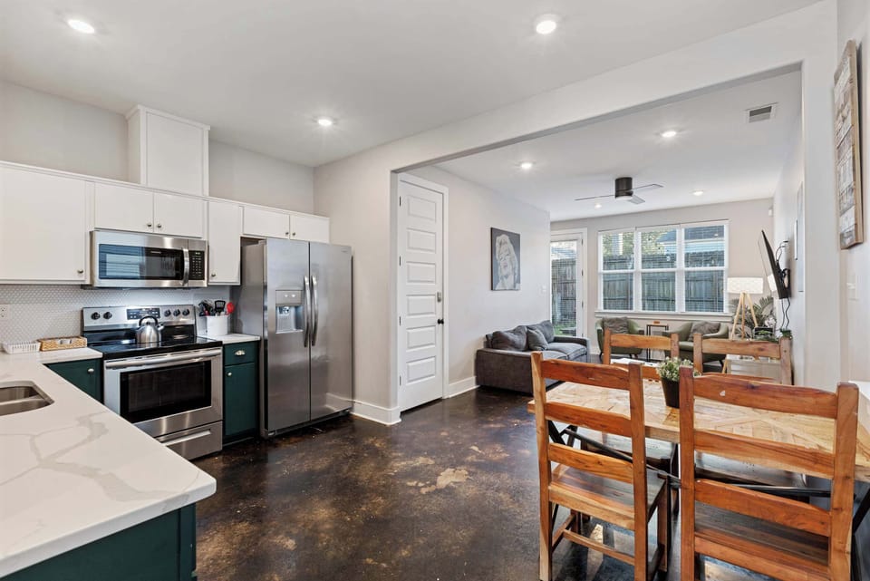 Kitchen/Dining Area