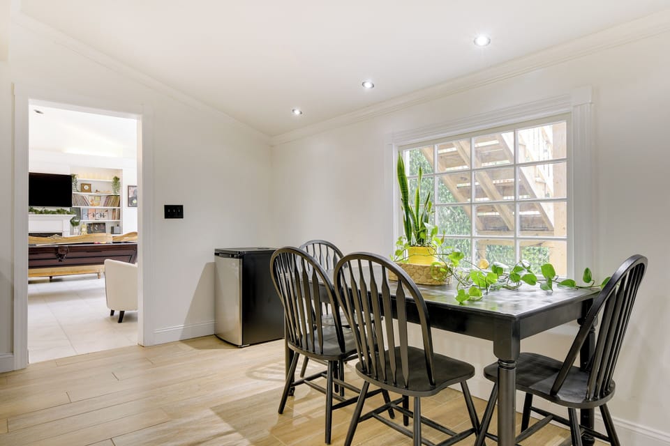 Breakfast Nook | Central Air Conditioning | Free WiFi