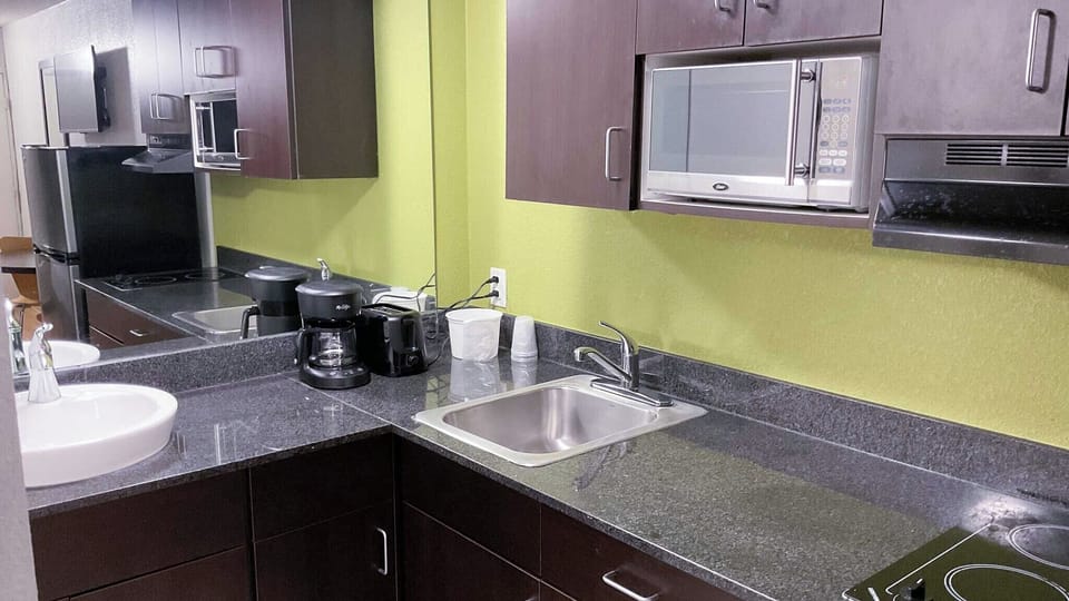 Deluxe Room, Multiple Beds (Kitchen) | Private kitchen