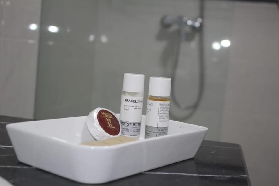 Shower, rainfall showerhead, free toiletries, hair dryer