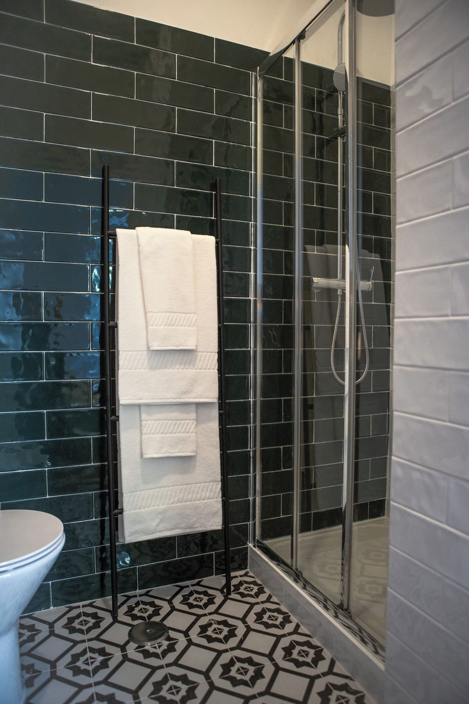 Classic Double Room | Bathroom | Rainfall showerhead, free toiletries, towels, soap