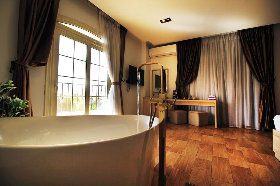 Royal Suite, Balcony, City View | Egyptian cotton sheets, premium bedding, minibar, in-room safe