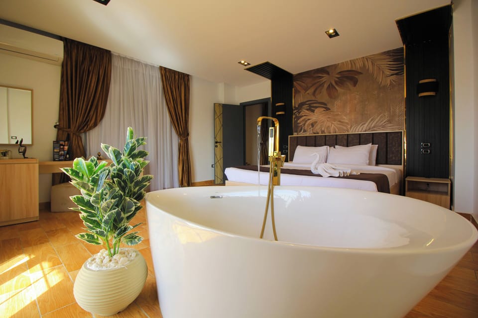 Royal Suite, Balcony, City View | Egyptian cotton sheets, premium bedding, minibar, in-room safe
