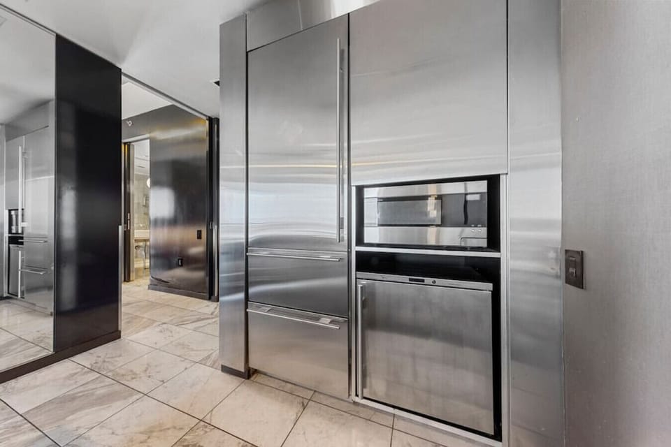 The kitchen is fully equipped, offering all the amenities you need to prepare meals or snacks during your stay.