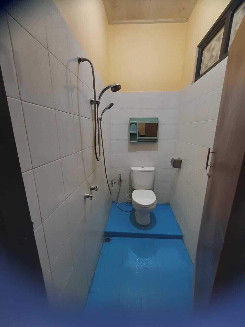 Shower, rainfall showerhead, free toiletries, bidet