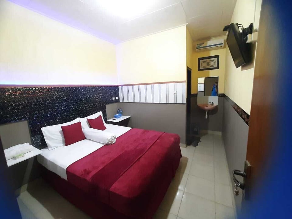 Design Double Room | Premium bedding, down comforters, desk, free WiFi