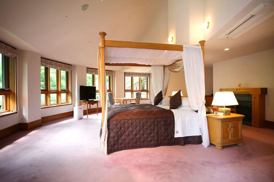 Minibar, desk, free WiFi, bed sheets